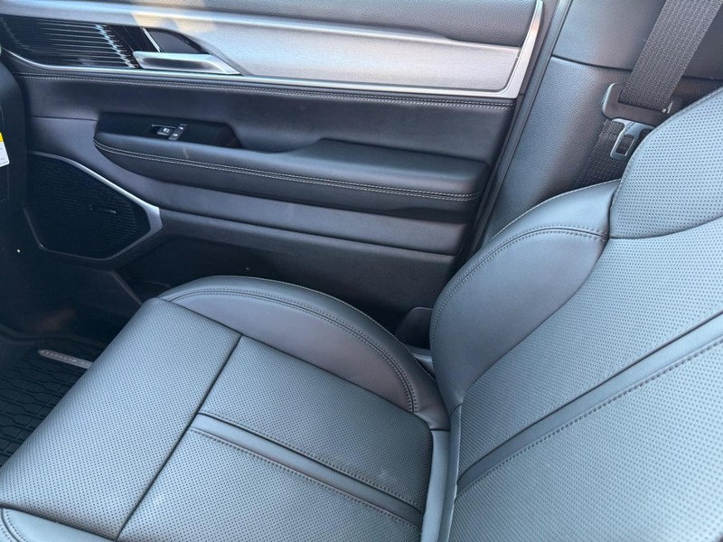 Jeep Grand Wagoneer Vehicle Full-screen Gallery Image 28