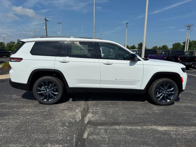 Jeep Grand Cherokee L Vehicle Full-screen Gallery Image 2