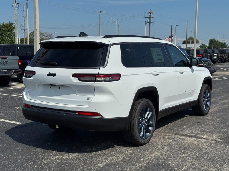 Jeep Grand Cherokee L Vehicle Full-screen Gallery Image 3