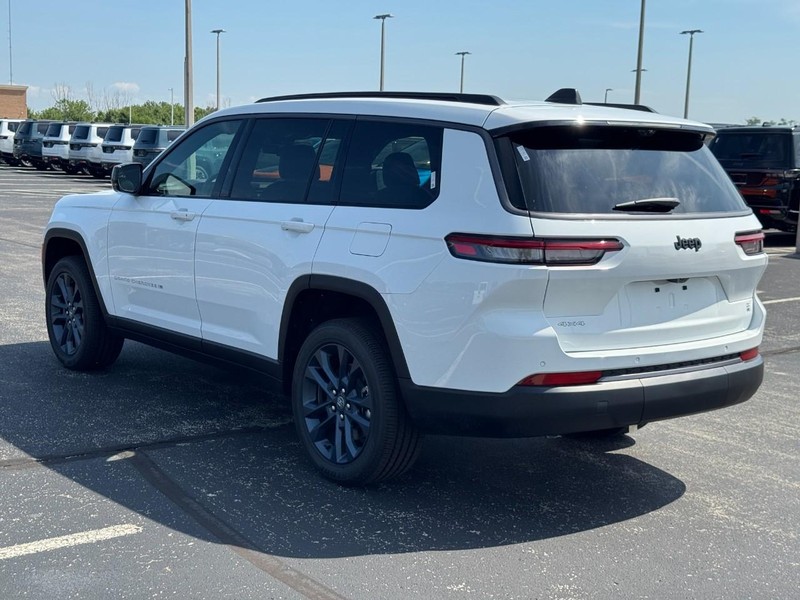Jeep Grand Cherokee L Vehicle Full-screen Gallery Image 5