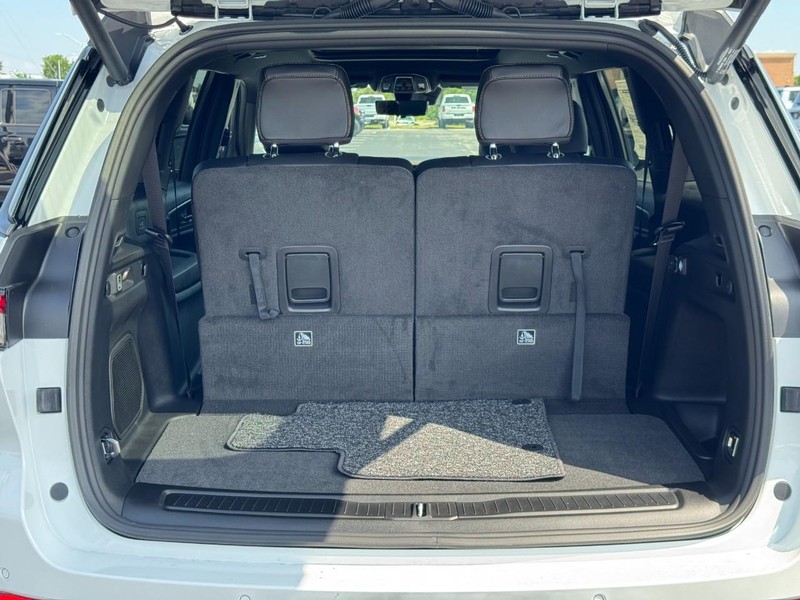 Jeep Grand Cherokee L Vehicle Full-screen Gallery Image 7