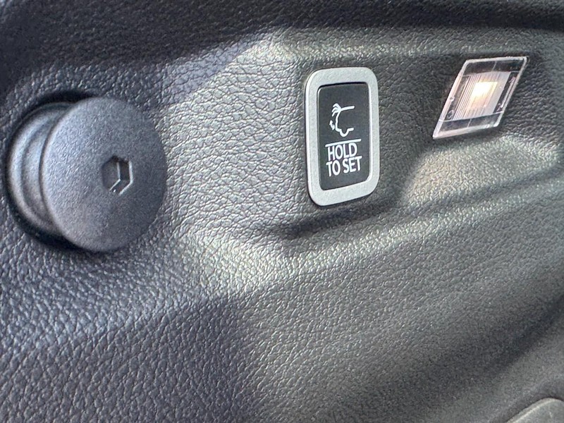 Jeep Grand Cherokee L Vehicle Full-screen Gallery Image 8