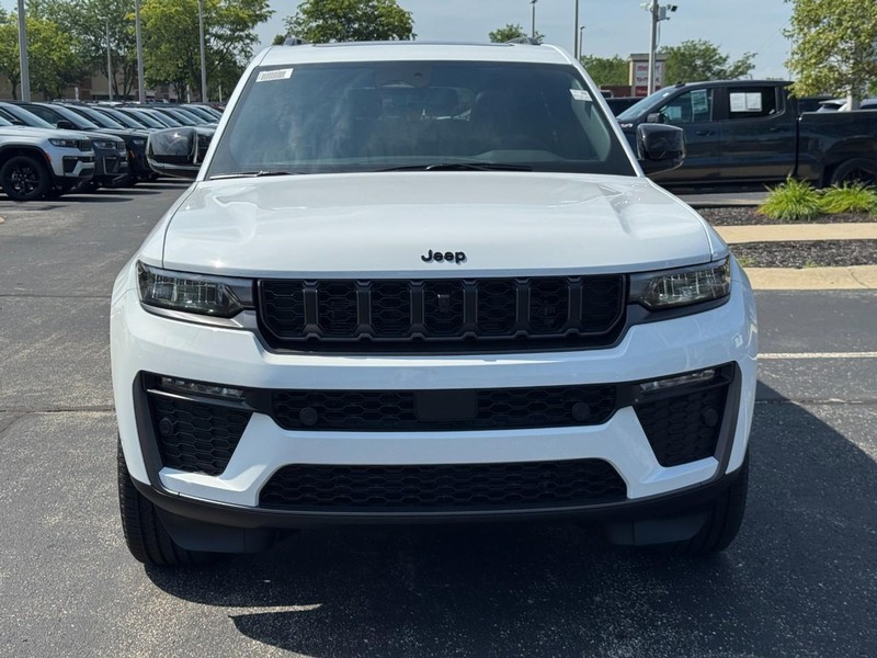 Jeep Grand Cherokee L Vehicle Full-screen Gallery Image 10