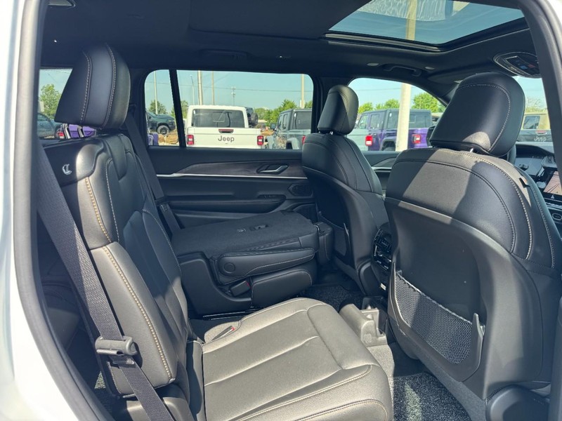Jeep Grand Cherokee L Vehicle Full-screen Gallery Image 11