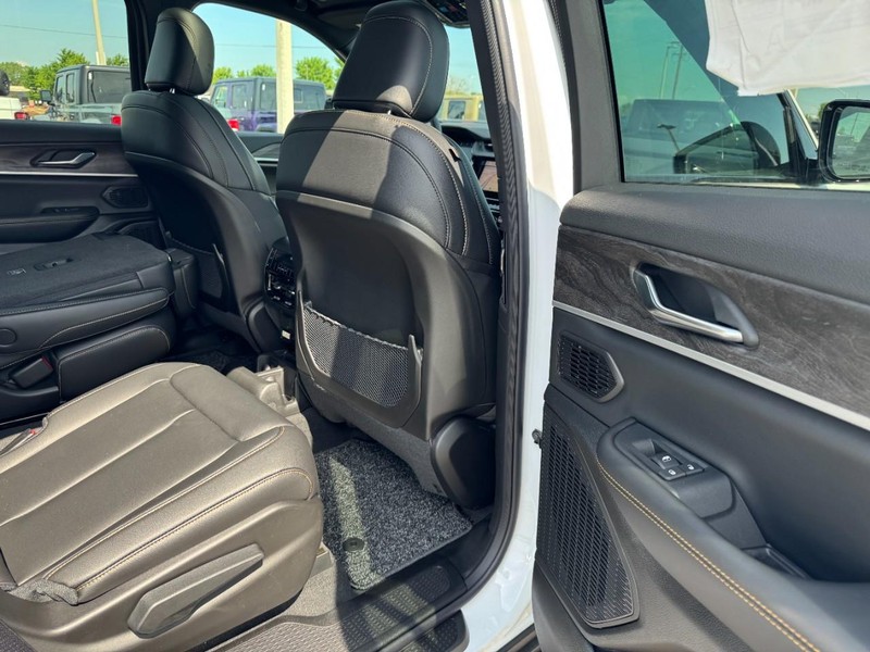 Jeep Grand Cherokee L Vehicle Full-screen Gallery Image 12