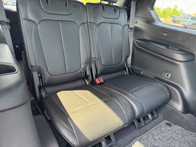 Jeep Grand Cherokee L Vehicle Full-screen Gallery Image 13