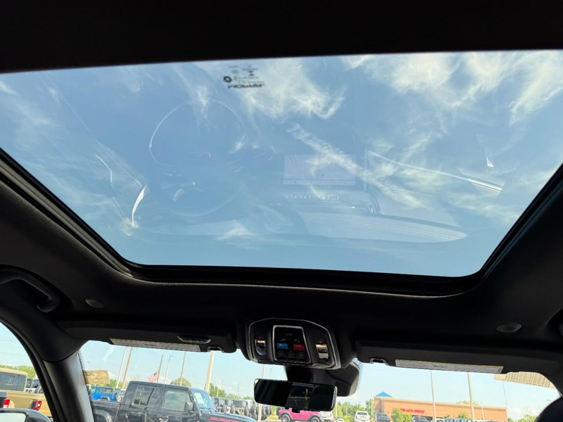 Jeep Grand Cherokee L Vehicle Full-screen Gallery Image 14