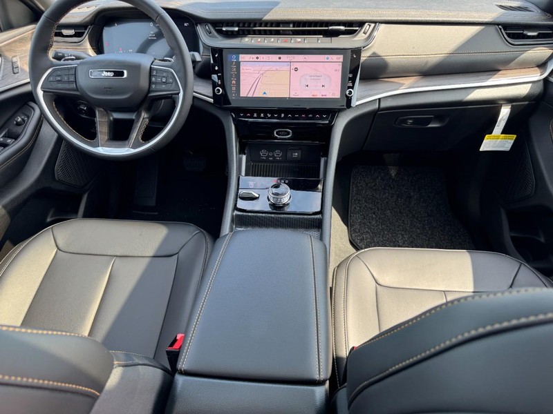 Jeep Grand Cherokee L Vehicle Full-screen Gallery Image 15