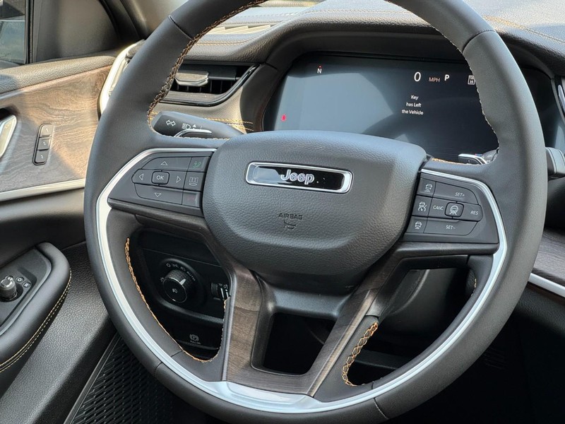 Jeep Grand Cherokee L Vehicle Full-screen Gallery Image 16