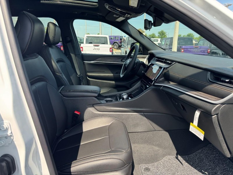 Jeep Grand Cherokee L Vehicle Full-screen Gallery Image 18