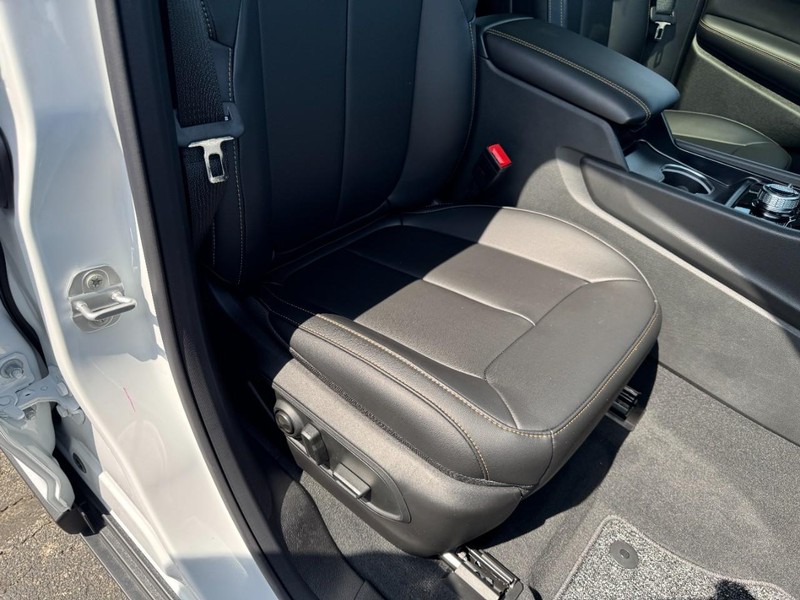 Jeep Grand Cherokee L Vehicle Full-screen Gallery Image 19