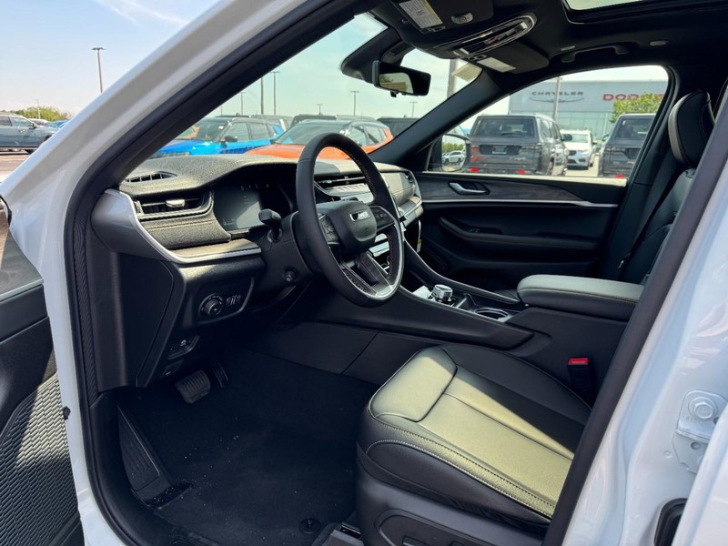 Jeep Grand Cherokee L Vehicle Full-screen Gallery Image 20