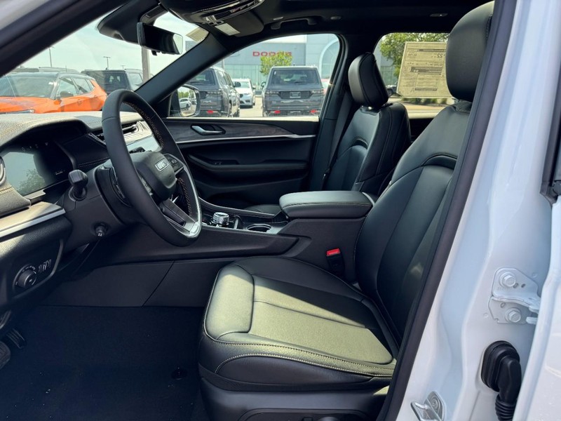 Jeep Grand Cherokee L Vehicle Full-screen Gallery Image 21