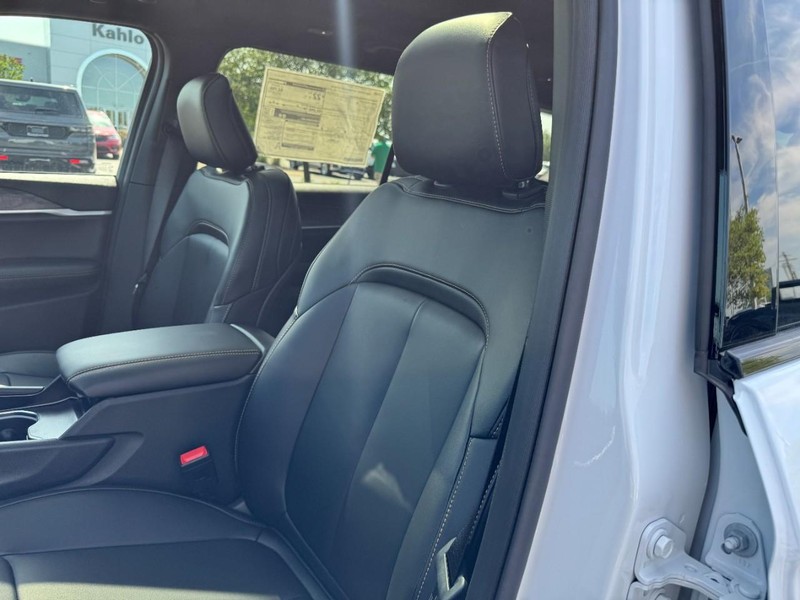 Jeep Grand Cherokee L Vehicle Full-screen Gallery Image 22