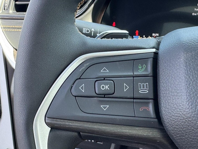 Jeep Grand Cherokee L Vehicle Full-screen Gallery Image 23