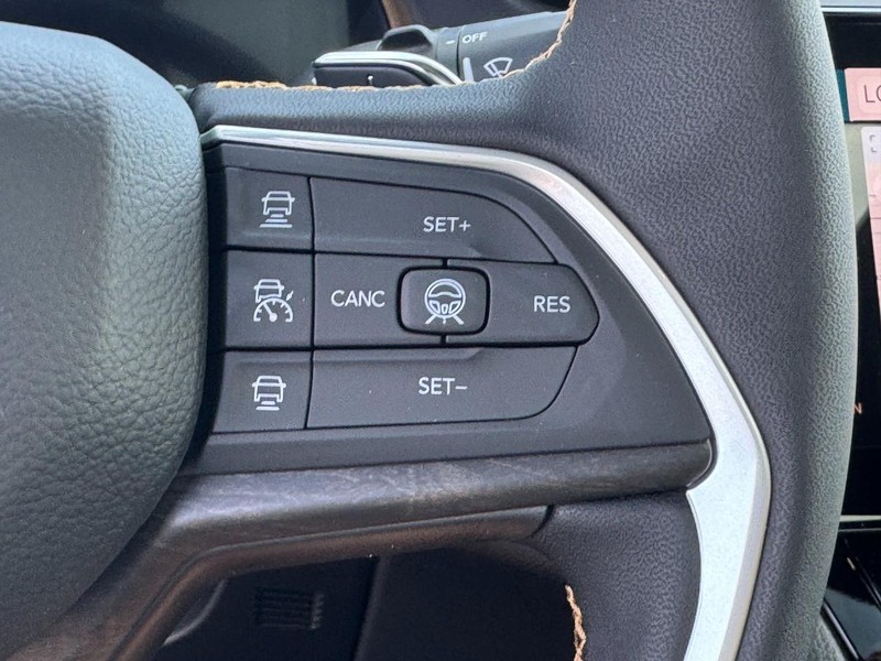 Jeep Grand Cherokee L Vehicle Full-screen Gallery Image 24