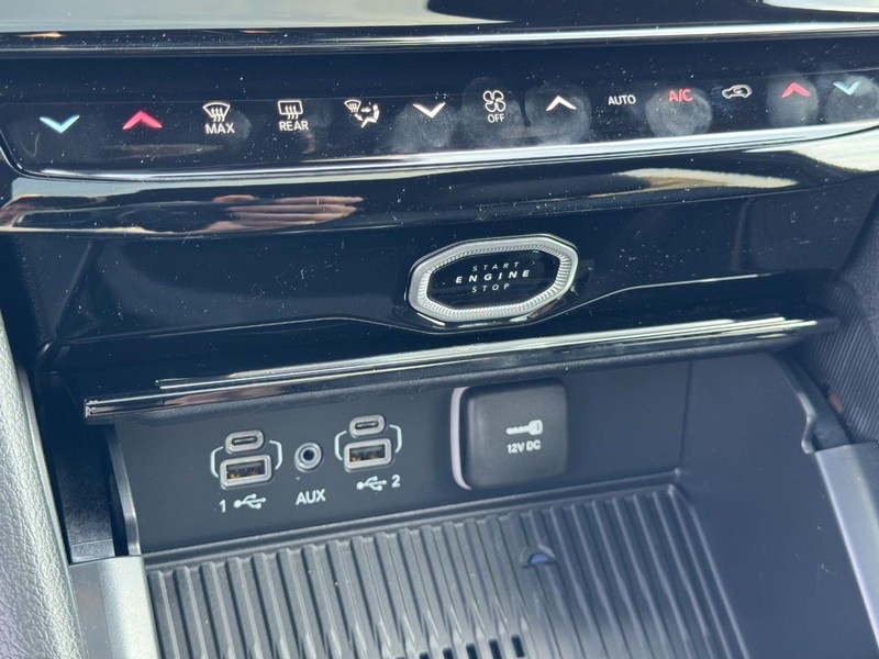 Jeep Grand Cherokee L Vehicle Full-screen Gallery Image 28