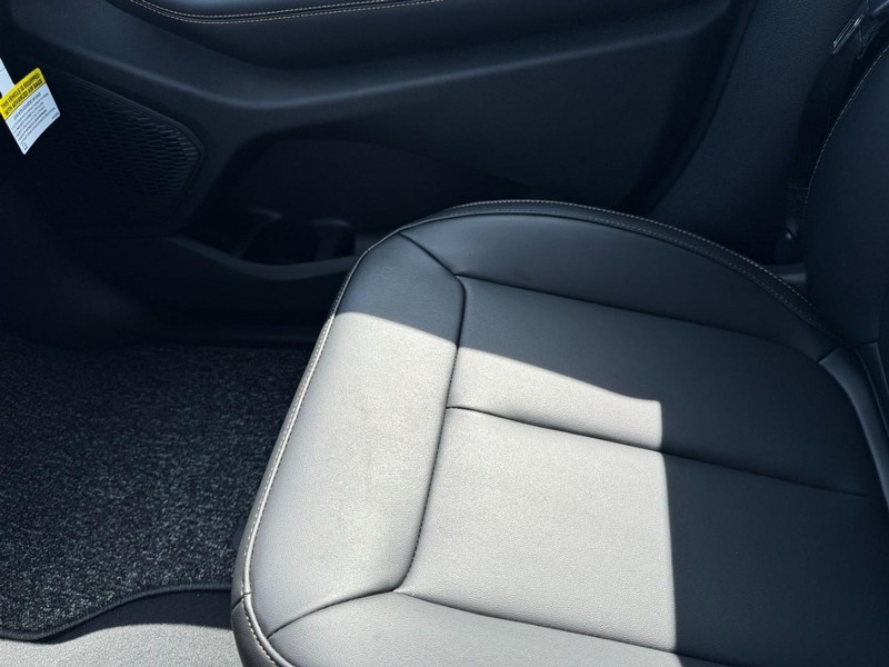 Jeep Grand Cherokee L Vehicle Full-screen Gallery Image 30