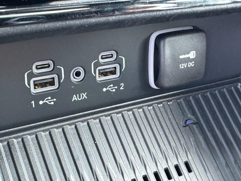 Jeep Grand Cherokee L Vehicle Full-screen Gallery Image 32