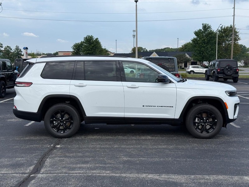 Jeep Grand Cherokee L Vehicle Full-screen Gallery Image 2