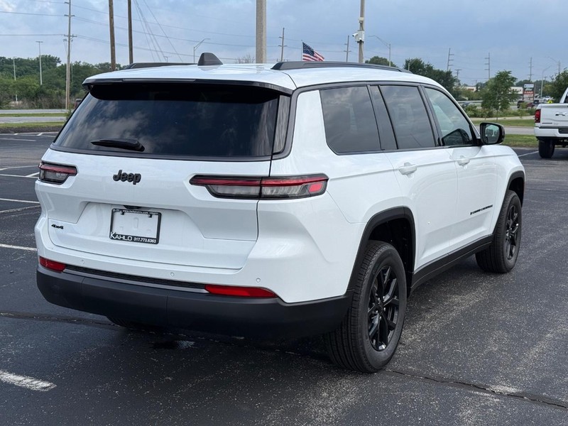 Jeep Grand Cherokee L Vehicle Full-screen Gallery Image 3