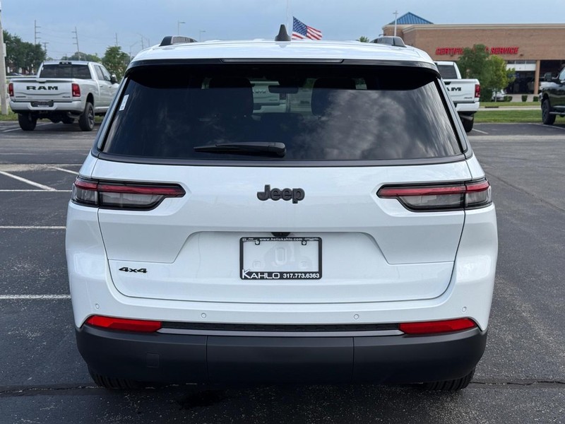 Jeep Grand Cherokee L Vehicle Full-screen Gallery Image 4