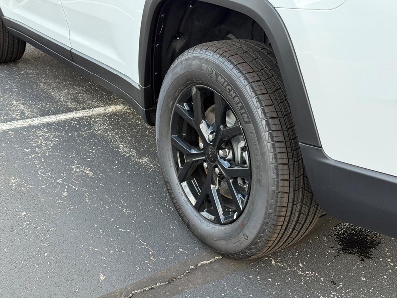 Jeep Grand Cherokee L Vehicle Full-screen Gallery Image 6
