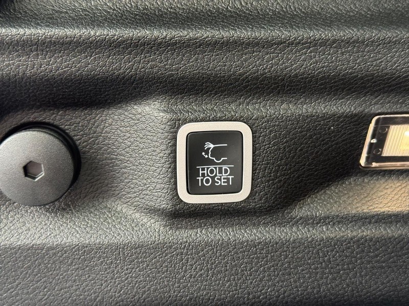 Jeep Grand Cherokee L Vehicle Full-screen Gallery Image 8