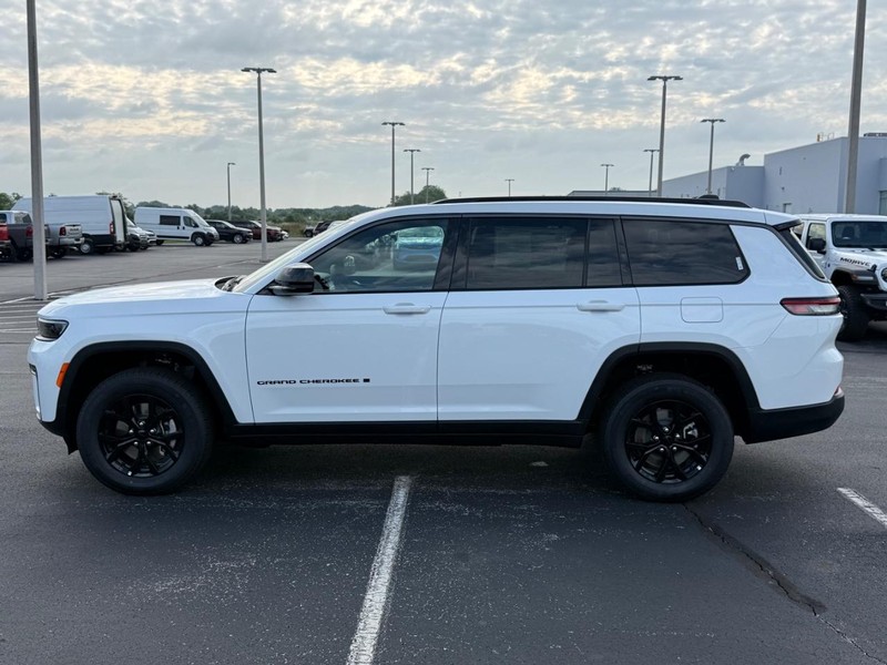 Jeep Grand Cherokee L Vehicle Full-screen Gallery Image 9
