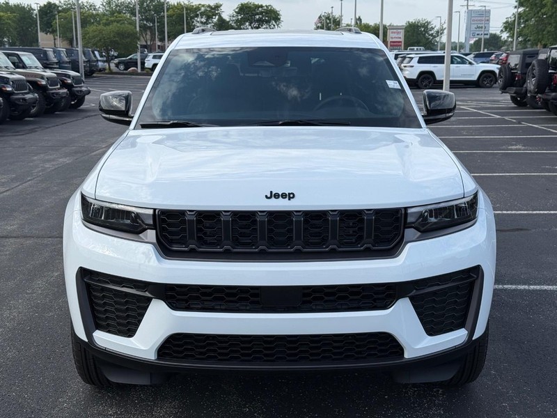 Jeep Grand Cherokee L Vehicle Full-screen Gallery Image 11