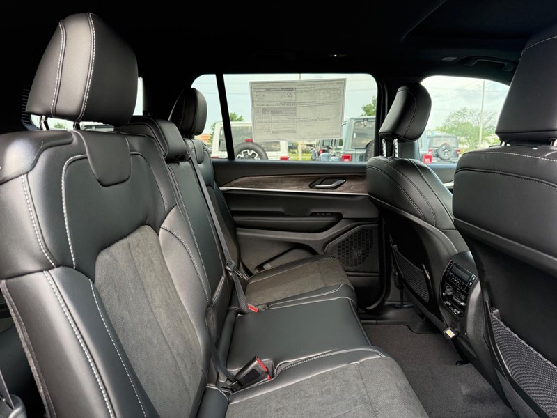 Jeep Grand Cherokee L Vehicle Full-screen Gallery Image 12