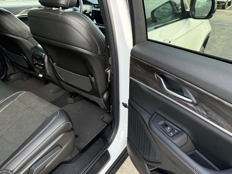 Jeep Grand Cherokee L Vehicle Full-screen Gallery Image 13