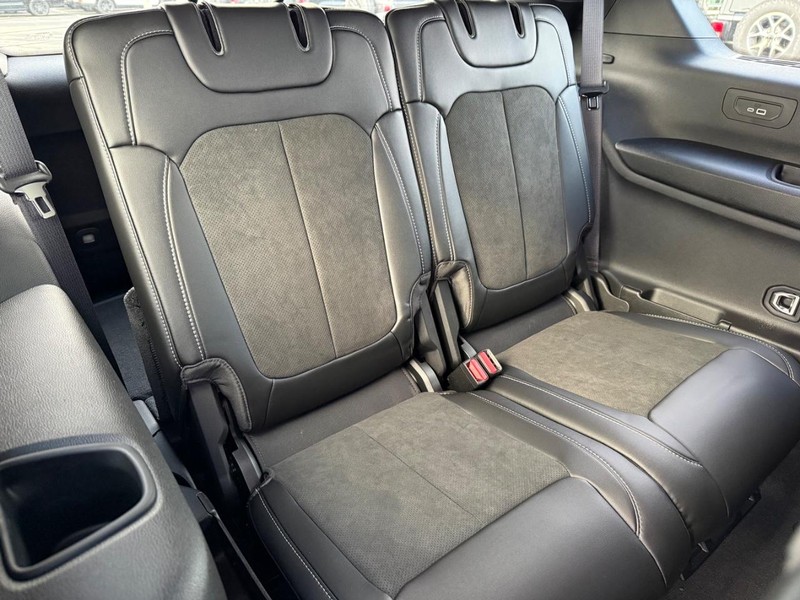 Jeep Grand Cherokee L Vehicle Full-screen Gallery Image 14