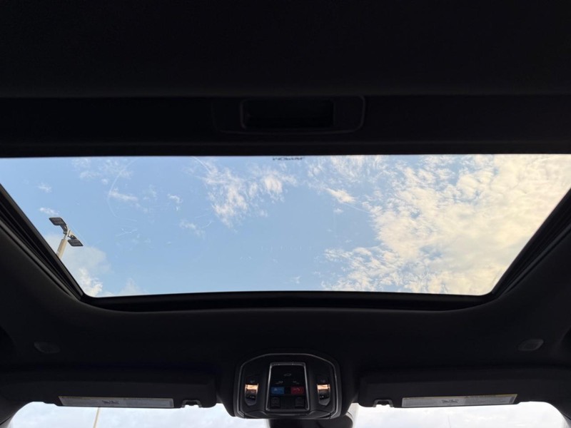 Jeep Grand Cherokee L Vehicle Full-screen Gallery Image 15