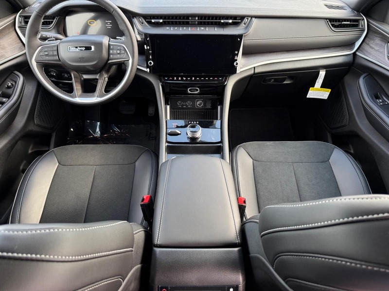 Jeep Grand Cherokee L Vehicle Full-screen Gallery Image 16