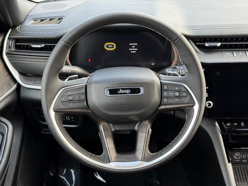 Jeep Grand Cherokee L Vehicle Full-screen Gallery Image 17