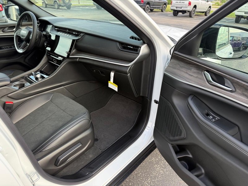 Jeep Grand Cherokee L Vehicle Full-screen Gallery Image 18