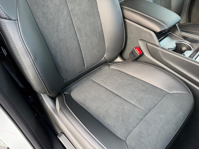 Jeep Grand Cherokee L Vehicle Full-screen Gallery Image 19