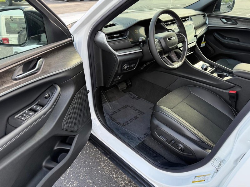 Jeep Grand Cherokee L Vehicle Full-screen Gallery Image 20