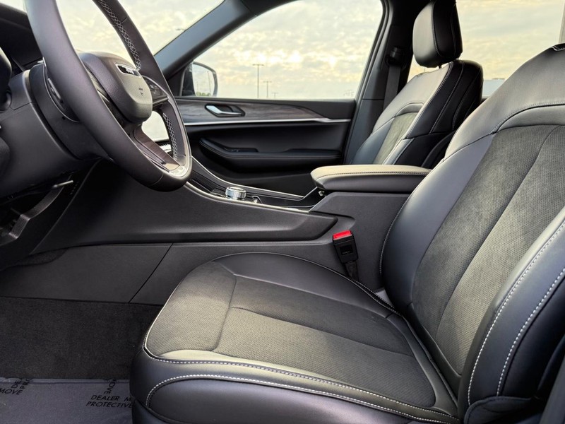 Jeep Grand Cherokee L Vehicle Full-screen Gallery Image 21