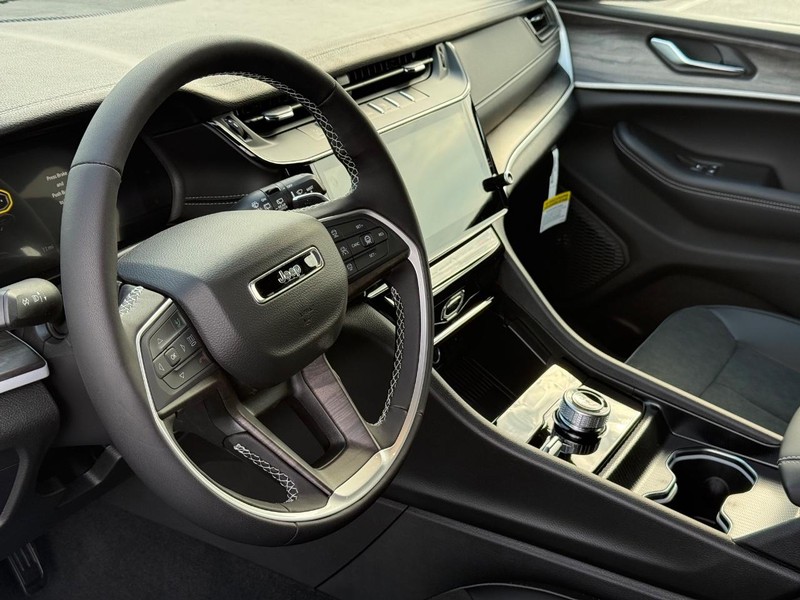 Jeep Grand Cherokee L Vehicle Full-screen Gallery Image 22
