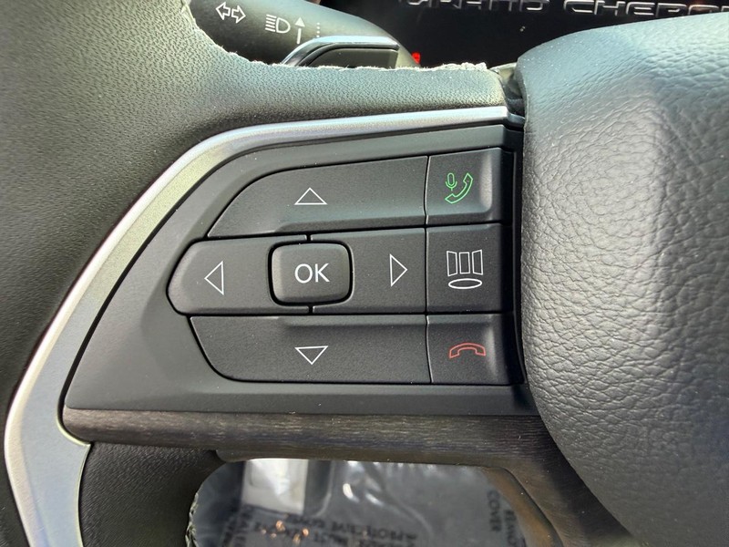Jeep Grand Cherokee L Vehicle Full-screen Gallery Image 23