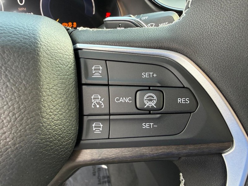 Jeep Grand Cherokee L Vehicle Full-screen Gallery Image 24