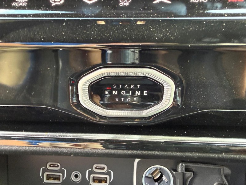 Jeep Grand Cherokee L Vehicle Full-screen Gallery Image 25