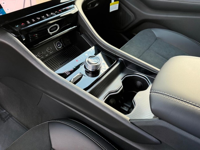 Jeep Grand Cherokee L Vehicle Full-screen Gallery Image 28
