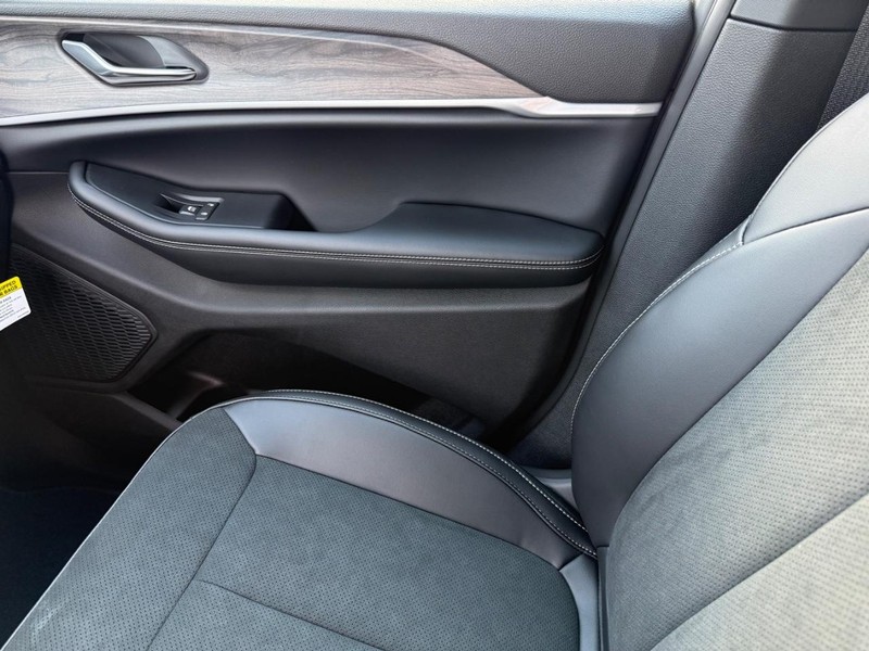 Jeep Grand Cherokee L Vehicle Full-screen Gallery Image 29