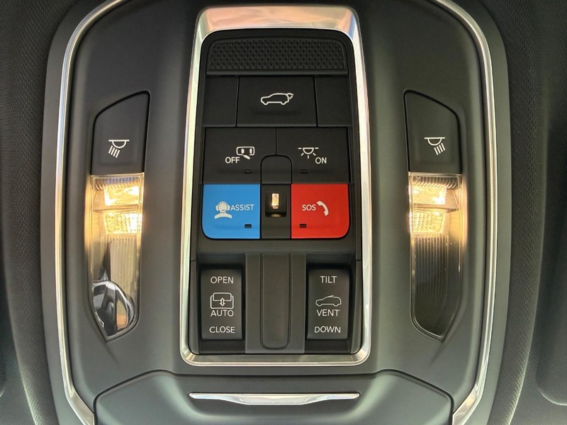 Jeep Grand Cherokee L Vehicle Full-screen Gallery Image 30