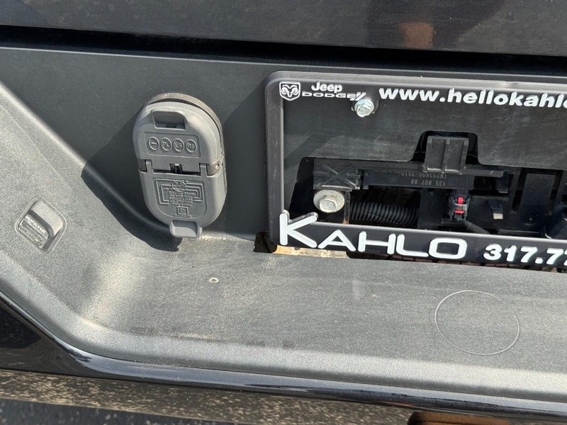 Chevrolet Silverado 1500 Vehicle Full-screen Gallery Image 9