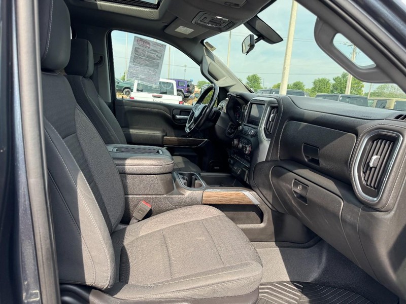 Chevrolet Silverado 1500 Vehicle Full-screen Gallery Image 18