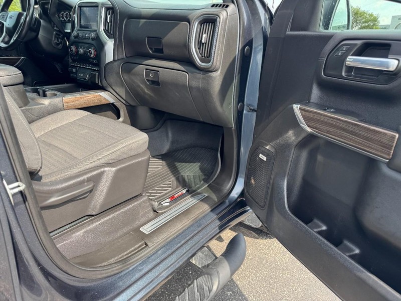 Chevrolet Silverado 1500 Vehicle Full-screen Gallery Image 19